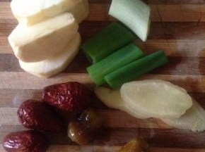 苹果切块 葱姜切好 红枣蜜枣洗净 备用