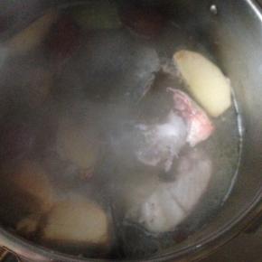 把鱼放入沸腾的汤锅里