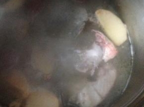 把鱼放入沸腾的汤锅里