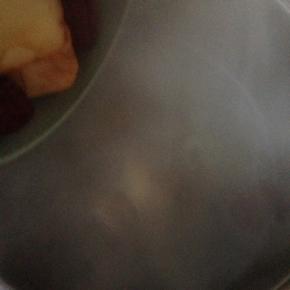 把苹果蜜枣红枣一起放入汤锅里煮