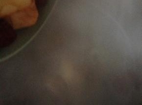 把苹果蜜枣红枣一起放入汤锅里煮