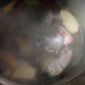 云雾缭绕中 香味就一点点飘出来了……煮至需要的浓稠状态就可以关火了