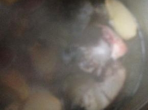 云雾缭绕中 香味就一点点飘出来了……煮至需要的浓稠状态就可以关火了