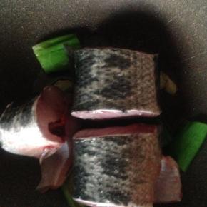 把鱼段放到锅里小火煎到金黄色