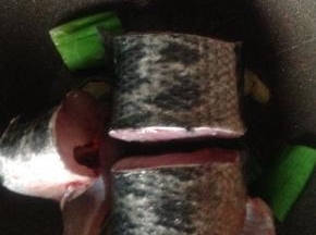 把鱼段放到锅里小火煎到金黄色