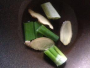 炒锅放油 下葱姜 小火煸香