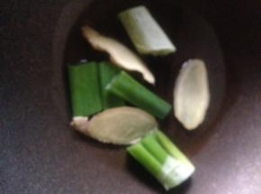 炒锅放油 下葱姜 小火煸香