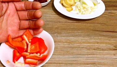 红椒洗净切小块