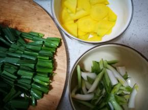 蒜白，蒜青分开切段，胡萝卜切薄片