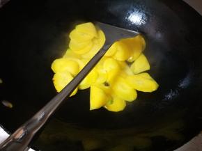 锅烧热，倒入油，下入胡萝卜翻炒，要炒熟