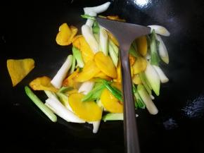 胡萝卜炒熟后，加入蒜白