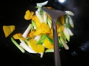 胡萝卜炒熟后，加入蒜白