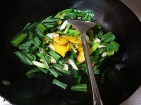 蒜白炒熟后，加入蒜青