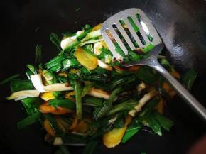 蒜青炒变色后，加入生抽，老抽，盐，翻炒均匀