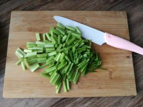 用奈瓷刀切段，这里特别说明一下我用的奈瓷刀，奈瓷刀硬度仅次于钻石，刀身厚度只有陶瓷刀的一半，用的纳米级材料经过四天打磨才有现在镜面奈瓷刀，奈瓷刀切新鲜果蔬能延缓抗氧化，防止串味，分量特别轻特别适合女性使用。