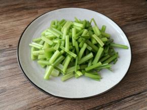 切好装盘备用。