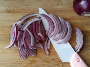 洋葱用奈瓷刀，切丝。