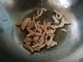 锅里加入植物油烧热，倒入猪肉翻炒变色，加入少许老抽继续翻炒。