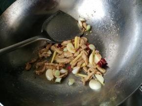 p加入葱姜蒜，辣椒，翻炒。