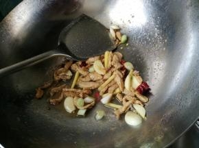 p加入葱姜蒜，辣椒，翻炒。