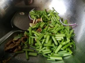 倒入切菜翻炒一分钟。