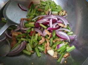 加入洋葱翻炒。