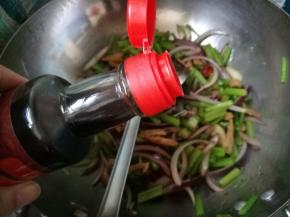 淋上少许醋，加入少许盐，翻炒均匀，出锅即可。