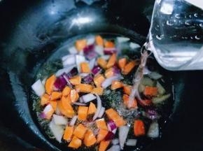 加入清水。我加了2碗水，可以根据个人喜欢增减水量。