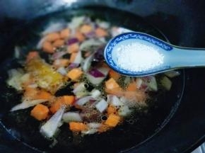 再加入白砂糖提鲜。