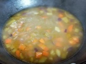 大火烧开，至咖喱融化。