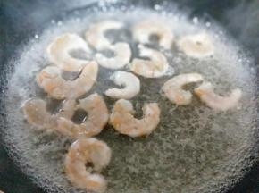鲜虾仁，水烧沸后下入虾仁，煮变色，熟了即可捞出。