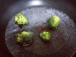 西蓝花水烧开后下入西蓝花焯水。