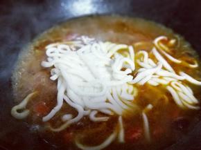 咖喱融化后加入乌冬面。