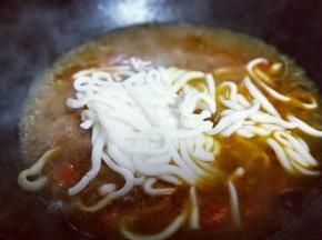 咖喱融化后加入乌冬面。