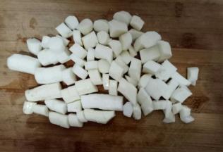 麻山药去皮，切段。