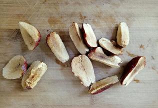 大枣去核，用刀或者用剪刀去核就可以。