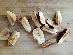 大枣去核，用刀或者用剪刀去核就可以。