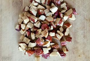 去核的红枣，切丁备用。