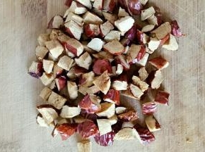 去核的红枣，切丁备用。