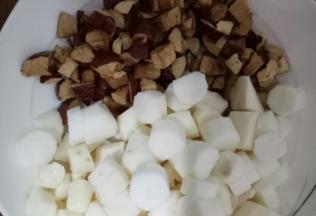 切好的山药段和红枣丁。