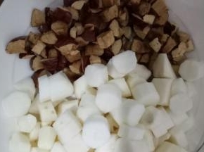 切好的山药段和红枣丁。