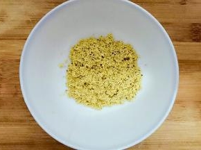 过水的小米备用。