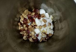 把山药、红枣、小米放入豆浆机或者料理机中。