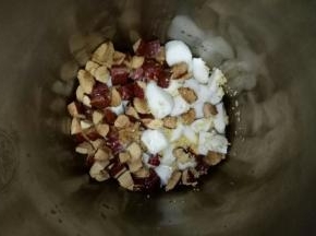 把山药、红枣、小米放入豆浆机或者料理机中。