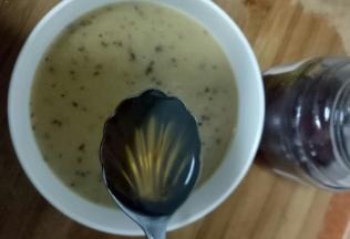 打好的汤加一勺蜂蜜，喜欢甜一点的可以多加。