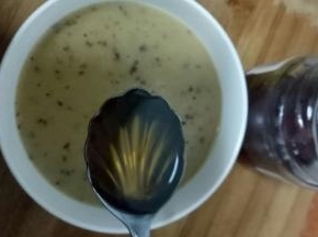 打好的汤加一勺蜂蜜，喜欢甜一点的可以多加。