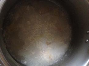 清水或高汤放到汤锅里烧开 我用的是昨天的猪蹄汤