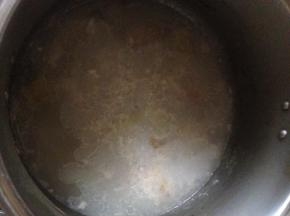 清水或高汤放到汤锅里烧开 我用的是昨天的猪蹄汤