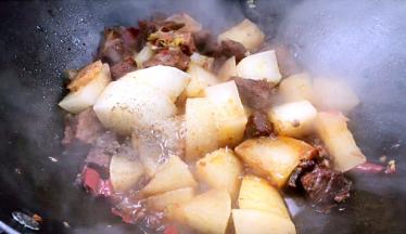 调入少许盐、胡椒粉、味精翻炒均匀即可盛出