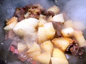 调入少许盐、胡椒粉、味精翻炒均匀即可盛出